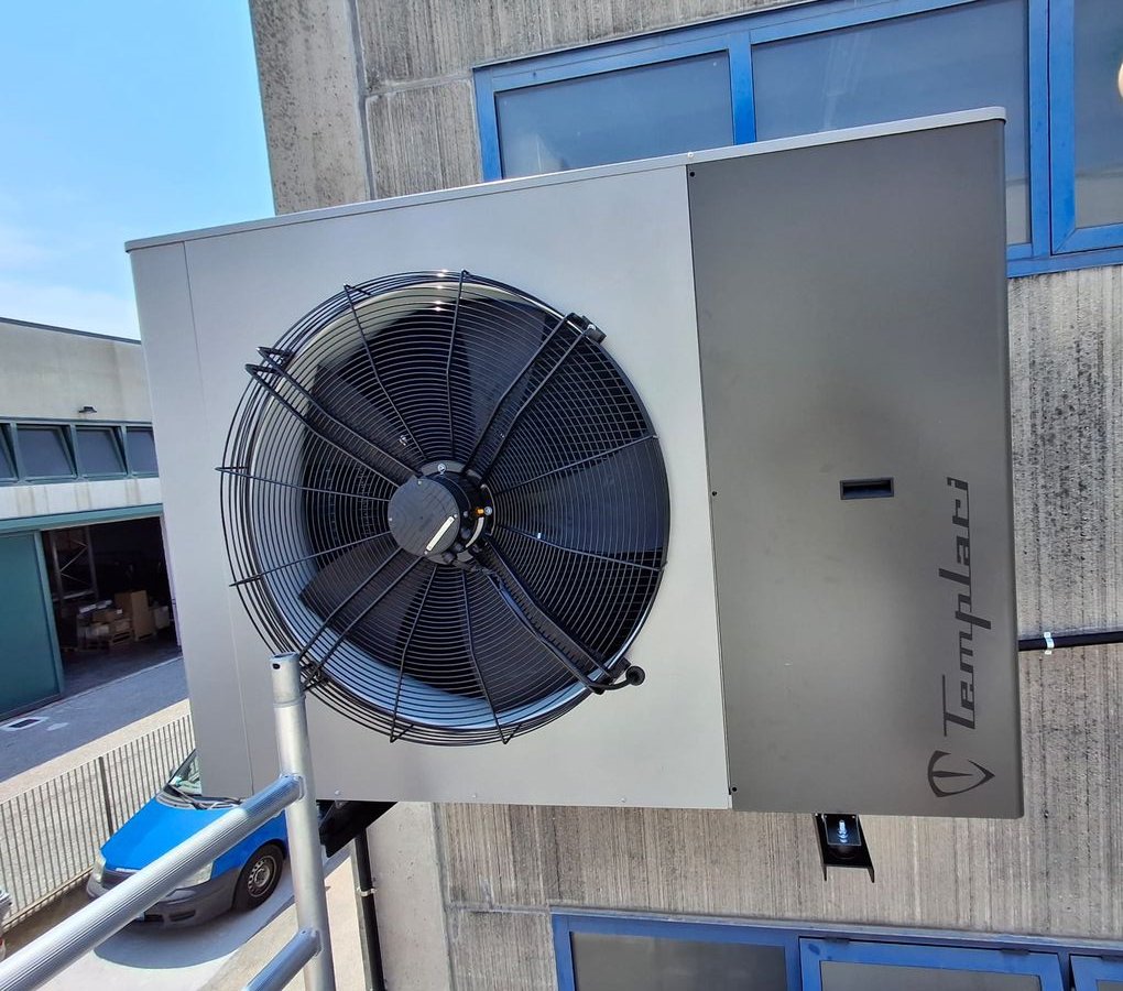 Unità esterna della pompa di calore fissata alla parete del capannone SAEM a Martellago
