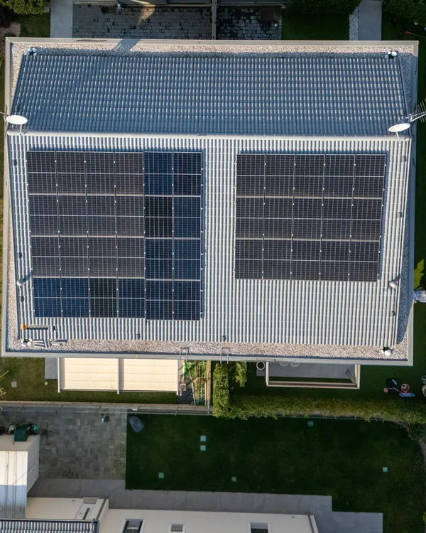 Impianto fotovoltaico su due campi a Mogliano Veneto visto dall'alto